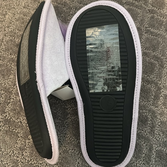 NWT Victoria Secret Pom Slippers - Picture 3 of 3